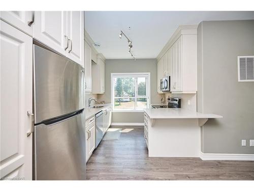 211-529 South Pelham Road, Welland, ON - Indoor Photo Showing Kitchen