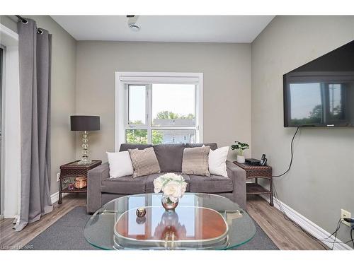 211-529 South Pelham Road, Welland, ON - Indoor Photo Showing Living Room