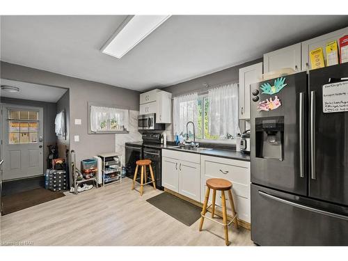 6268 Drummond Road, Niagara Falls, ON - Indoor Photo Showing Kitchen With Double Sink