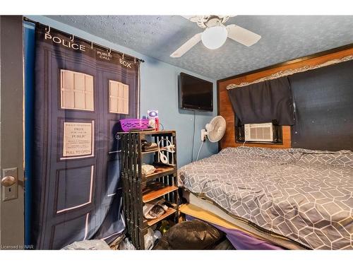 6268 Drummond Road, Niagara Falls, ON - Indoor Photo Showing Bedroom