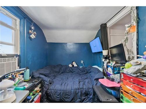 6268 Drummond Road, Niagara Falls, ON - Indoor Photo Showing Bedroom