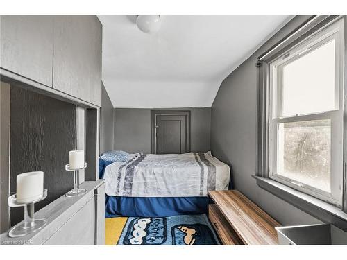 6268 Drummond Road, Niagara Falls, ON - Indoor Photo Showing Bedroom