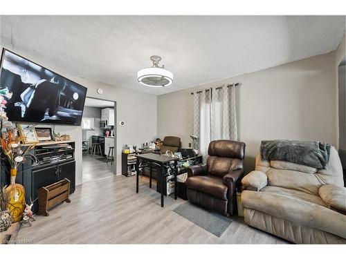 6268 Drummond Road, Niagara Falls, ON - Indoor Photo Showing Living Room