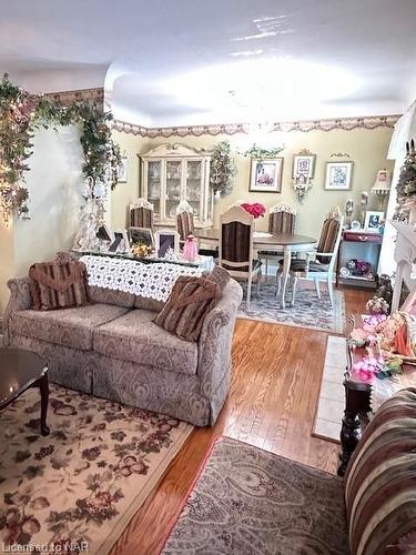 147 Village Road, St. Catharines, ON -  Photo Showing Living Room