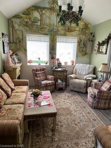 147 Village Road, St. Catharines, ON - Indoor Photo Showing Living Room