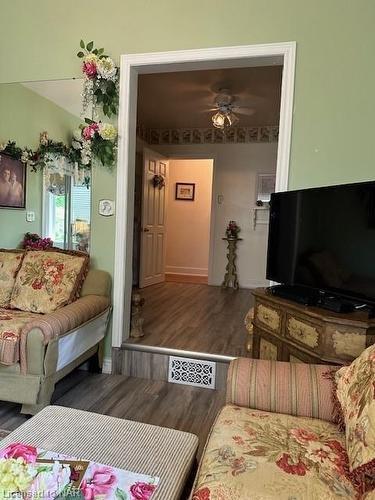 147 Village Road, St. Catharines, ON - Indoor Photo Showing Living Room