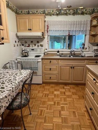 147 Village Road, St. Catharines, ON - Indoor Photo Showing Kitchen With Double Sink