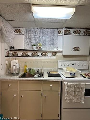 147 Village Road, St. Catharines, ON - Indoor Photo Showing Kitchen