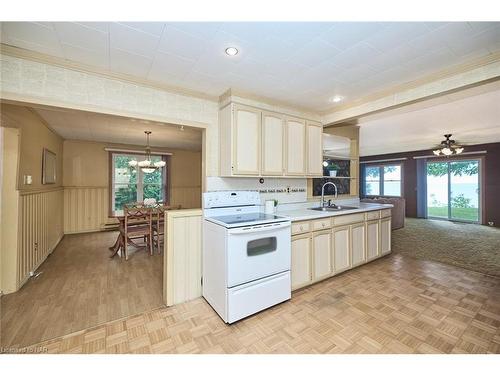 10 Firelane 10A Road, Niagara-On-The-Lake, ON - Indoor Photo Showing Kitchen With Double Sink