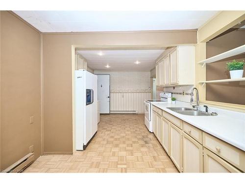 10 Firelane 10A Road, Niagara-On-The-Lake, ON - Indoor Photo Showing Kitchen With Double Sink