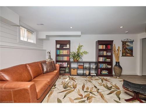 6 Cyclone Way, Crystal Beach, ON - Indoor Photo Showing Living Room