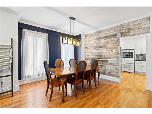 6047 Ross Street, Niagara Falls, ON - Indoor Photo Showing Dining Room