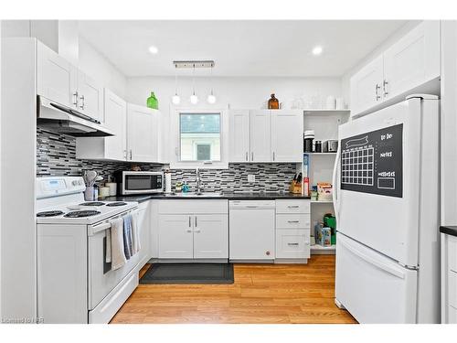 6047 Ross Street, Niagara Falls, ON - Indoor Photo Showing Kitchen