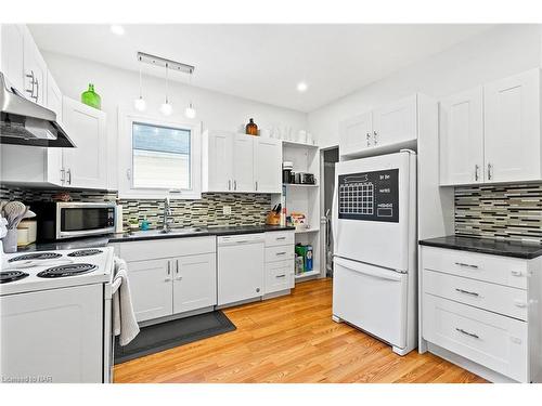 6047 Ross Street, Niagara Falls, ON - Indoor Photo Showing Kitchen