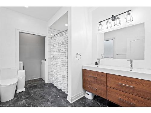 6047 Ross Street, Niagara Falls, ON - Indoor Photo Showing Bathroom