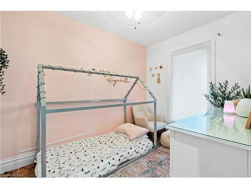 6047 Ross Street, Niagara Falls, ON - Indoor Photo Showing Bedroom