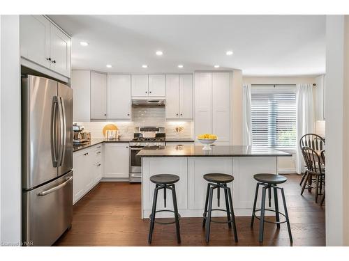 13 West Farmington Drive, St. Catharines, ON - Indoor Photo Showing Kitchen With Upgraded Kitchen