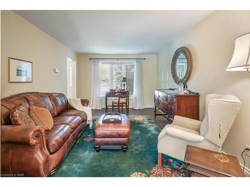 13 West Farmington Drive, St. Catharines, ON - Indoor Photo Showing Living Room