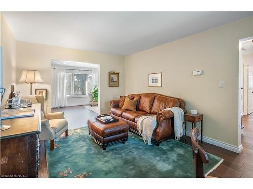 13 West Farmington Drive, St. Catharines, ON - Indoor Photo Showing Living Room