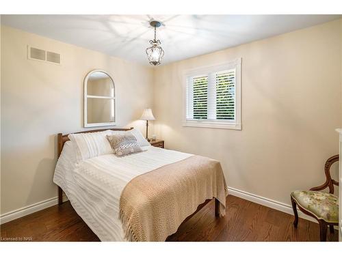 13 West Farmington Drive, St. Catharines, ON - Indoor Photo Showing Bedroom