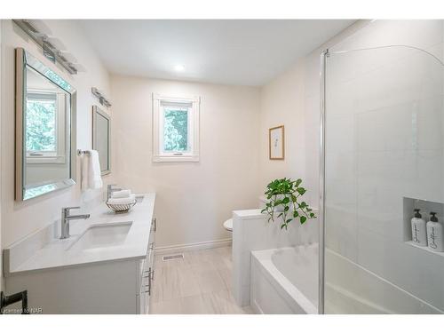 13 West Farmington Drive, St. Catharines, ON - Indoor Photo Showing Bathroom