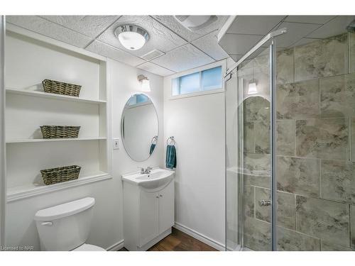 13 West Farmington Drive, St. Catharines, ON - Indoor Photo Showing Bathroom