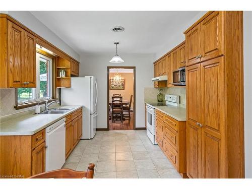 40177 Con 4 Rd, Wainfleet, ON - Indoor Photo Showing Kitchen With Double Sink