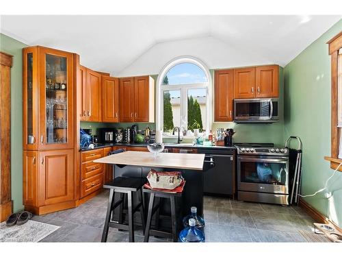 4027 Main Street, Niagara Falls, ON - Indoor Photo Showing Kitchen