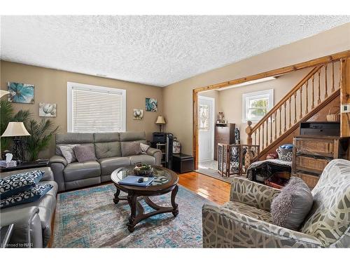 4027 Main Street, Niagara Falls, ON - Indoor Photo Showing Living Room