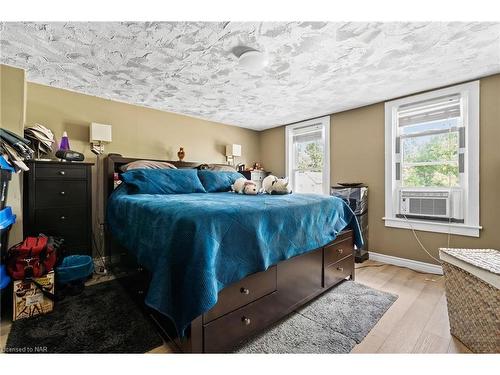 4027 Main Street, Niagara Falls, ON - Indoor Photo Showing Bedroom