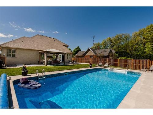 3750 Kalar Road, Niagara Falls, ON - Outdoor With In Ground Pool With Backyard