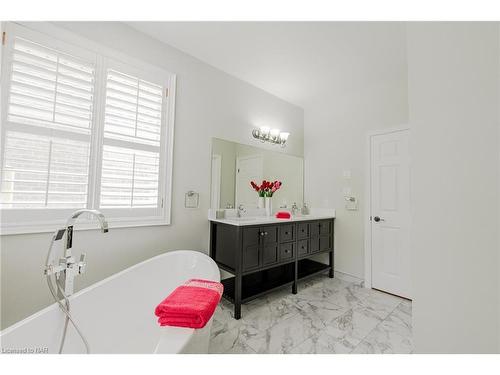 3750 Kalar Road, Niagara Falls, ON - Indoor Photo Showing Bathroom