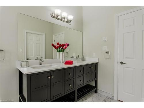 3750 Kalar Road, Niagara Falls, ON - Indoor Photo Showing Bathroom