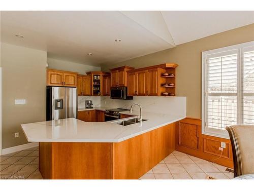 3750 Kalar Road, Niagara Falls, ON - Indoor Photo Showing Kitchen With Double Sink