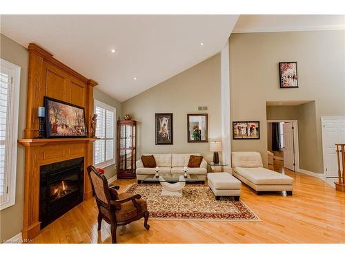 3750 Kalar Road, Niagara Falls, ON - Indoor Photo Showing Living Room With Fireplace