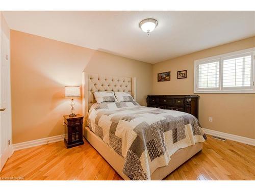 3750 Kalar Road, Niagara Falls, ON - Indoor Photo Showing Bedroom