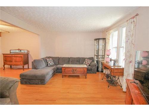 5701 Lowell Avenue, Niagara Falls, ON - Indoor Photo Showing Living Room With Fireplace