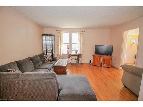 5701 Lowell Avenue, Niagara Falls, ON - Indoor Photo Showing Living Room