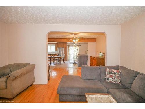 5701 Lowell Avenue, Niagara Falls, ON - Indoor Photo Showing Living Room