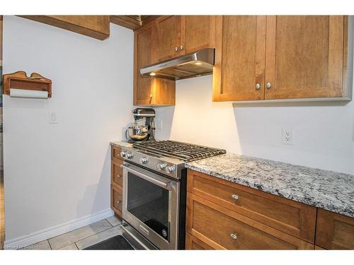 5701 Lowell Avenue, Niagara Falls, ON - Indoor Photo Showing Kitchen