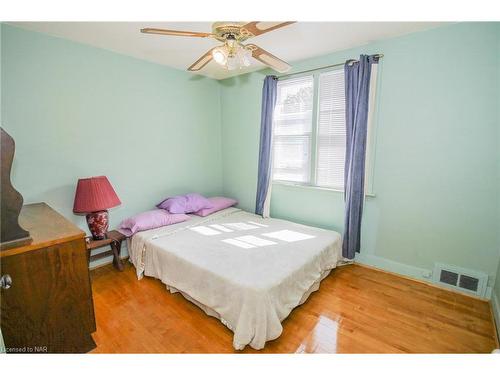 5701 Lowell Avenue, Niagara Falls, ON - Indoor Photo Showing Bedroom