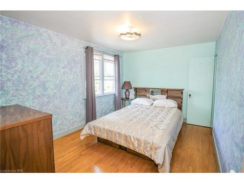 5701 Lowell Avenue, Niagara Falls, ON - Indoor Photo Showing Bedroom