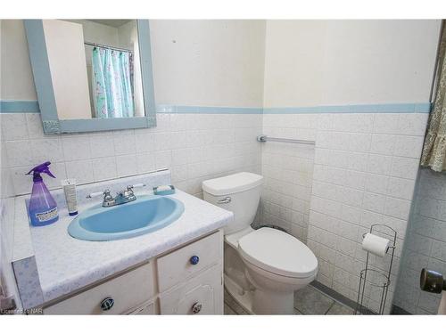 5701 Lowell Avenue, Niagara Falls, ON - Indoor Photo Showing Bathroom