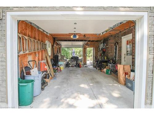 5701 Lowell Avenue, Niagara Falls, ON - Indoor Photo Showing Garage