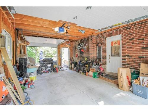 5701 Lowell Avenue, Niagara Falls, ON - Indoor Photo Showing Garage