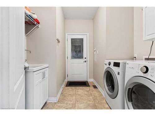 7265 Optimist Lane Lane, Niagara Falls, ON - Indoor Photo Showing Laundry Room