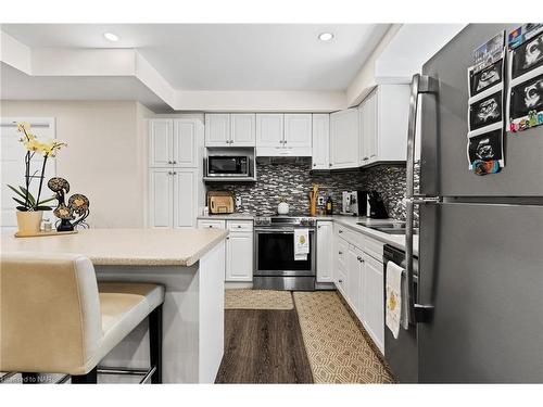 7265 Optimist Lane Lane, Niagara Falls, ON - Indoor Photo Showing Kitchen With Double Sink With Upgraded Kitchen