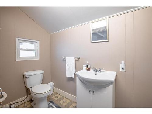 16 Dexter Street, St. Catharines, ON - Indoor Photo Showing Bathroom