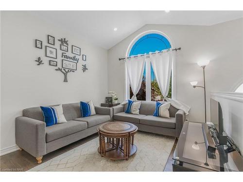 7020 St Michael Avenue, Niagara Falls, ON - Indoor Photo Showing Living Room