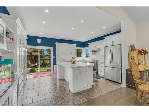 7020 St Michael Avenue, Niagara Falls, ON - Indoor Photo Showing Kitchen